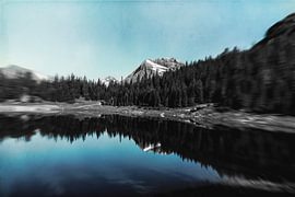 Stiller Bergsee Lago Palu mit gespiegelter Landschaft von Dirk Wüstenhagen