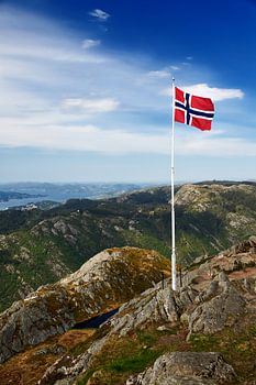 Noorse vlag in de bergen van Ulriken bij Bergen