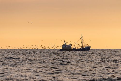 Vissersboot bij zonsondergang