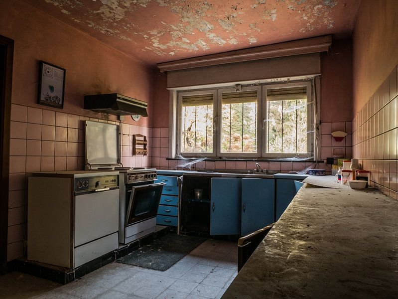 Keuken in een Verlaten Vervallen Boerderij van Art By Dominic