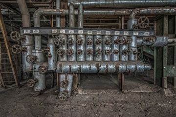 Kranen en leidingwerk in verlaten fabriek van Gerben van Buiten
