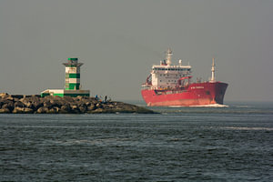Ein Seeschiff auf See in der Nähe der Mole von IJmuiden.
