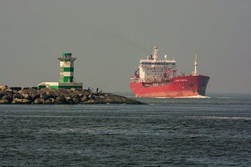 Zeeschip op zee vaart bij de pier van IJmuiden. van scheepskijkerhavenfotografie