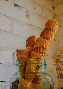 Waffelhörnchen im Glas — rustikales Küchen-Stillleben