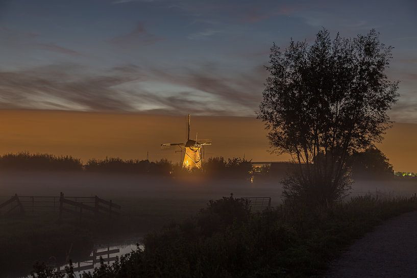 Verlichte molen Kinderdijk in mistbank von Loek Groot