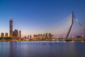 Avond Erasmusbrug en skyline Rotterdam van Melanie Viola