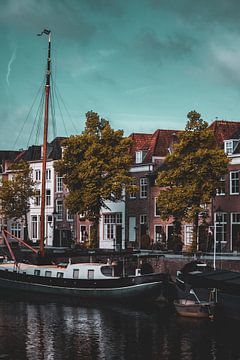 Canal avec des bateaux sur Roel Timmermans