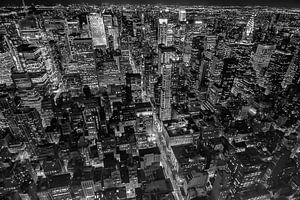 Ansicht von Manhattan bei Nacht in schwarz-weiß
