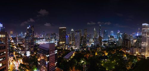 Nachtelijke skyline van Bangkok, Thailand