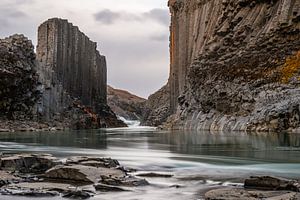 De Basalt kolommen canyon studlagil van Gerry van Roosmalen