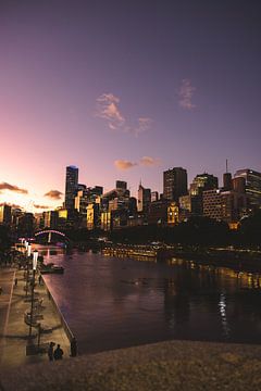 Goldenes Glühen: Sonnenuntergang auf dem Yarra River in Melbourne von Ken Tempelers