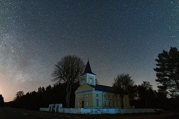 Oude kerk tegen nachtelijke hemel van Yevgen Belich