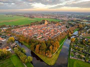 Elburg oude ommuurde stad tijdens de herfst gezien van bovenaf