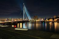 Le pont Erasmus de Rotterdam éclairé de nuit. par Brian Morgan Aperçu