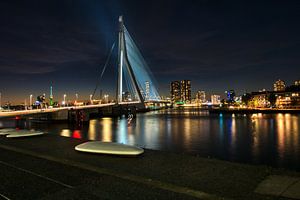 Erasmusbrücke Rotterdam bei Nacht beleuchtet.