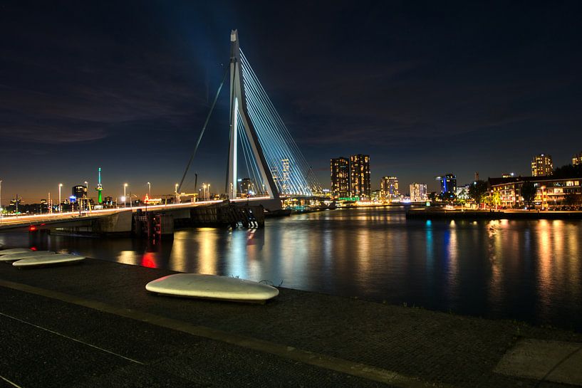 Erasmusbrug Rotterdam Verlicht bij Nacht. van Brian Morgan