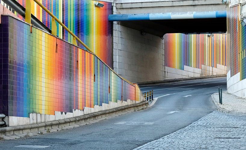 Straße mit Verzierung in Regenbogenfarben von Lensw0rld