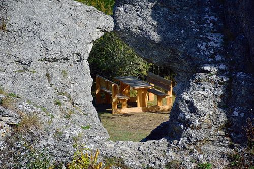 Picknicktafel in een gat