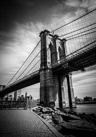 Tour du pont de Brooklyn et câbles, noir et blanc sur Markus Gann