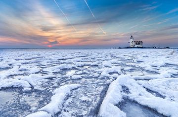 Lighthouse Paard van Marken in wintertime. by Menno Schaefer