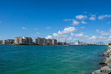 Verenigde Staten, Florida, Miami strand haveningang met skyline en huizen van adventure-photos