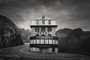 Verlaten hotel | Zwartwit fotografie | Zwiterland van Laura Dijkslag