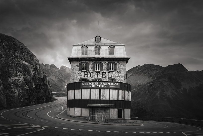 Hôtel abandonné | Photographie noir et blanc | Suisse par Laura Dijkslag
