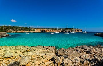 Idyllische baai van Cala Varques, prachtige zeekust op Mallorca van Alex Winter