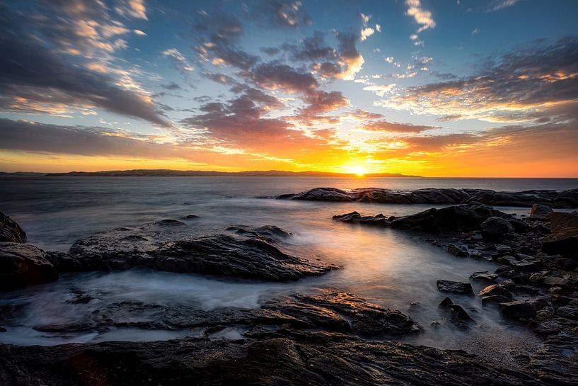 Warm sky vs. cold ocean by Loris Photography