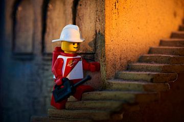 Lego mannetje op een stenen trap