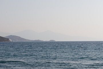 Uitzicht op zee vanuit Kusadasi, Turkije van de-nue-pic