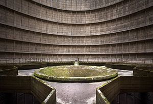 Tour de refroidissement abandonnée. sur Roman Robroek - Photos de bâtiments abandonnés