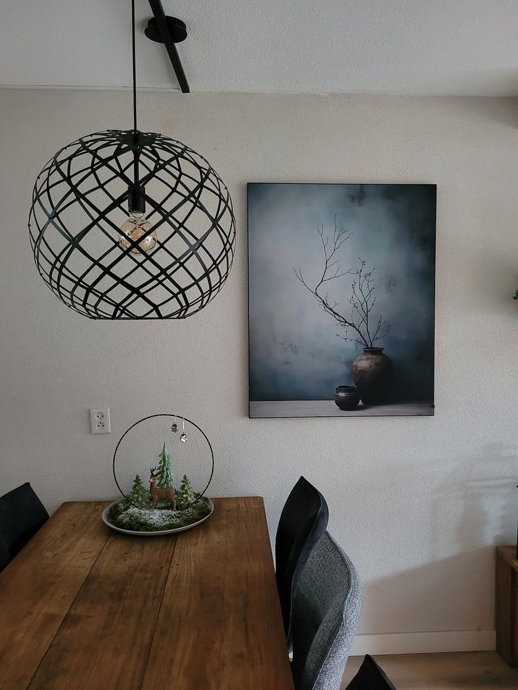 Stilleben mit einem Zweig in einer Vase   von Carla Van Iersel 