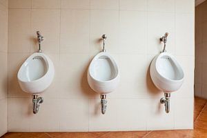 Urinale auf der Herrentoilette