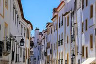 Witte straat in Évora, Portugal van Ed de Cock thumbnail