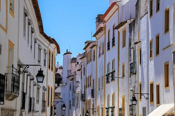Witte straat in Évora, Portugal