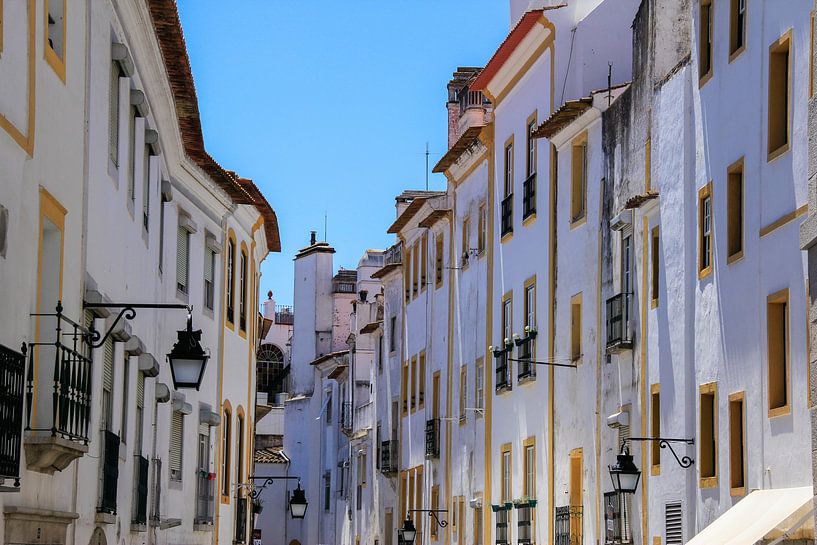 Witte straat in Évora, Portugal van Ed de Cock