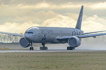 Boeing 777-300 (PH-BVD) de KLM aux couleurs de SkyTeam. sur Jaap van den Berg