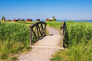 Brücke und Fischerhütten in Färjestaden auf der Insel Öland 
