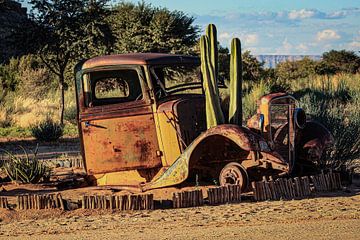 Oldtimers in de woestijn van Namibië van Roland Brack