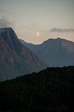 Maan boven bergen in Noorwegen van Ellis Peeters