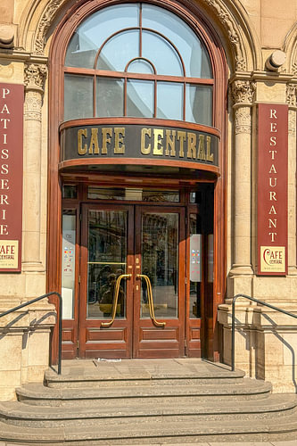 Der Eingang zum berühmten Café Central in Wien  von Patricia Hofmeester