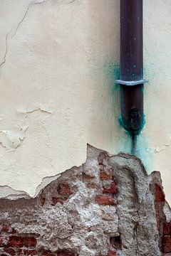 Abstracte fotografie: crèmekleurige muur met koperen buis van Danielle Roeleveld
