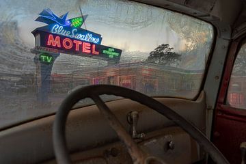 Route 66 sfeerplaat van een oude Chevrolet voor een beroemd motel van Humphry Jacobs