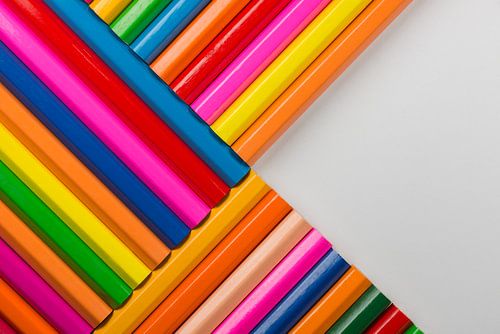 Collectie van bont gekleurde potloden