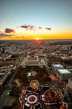 Berlijnse kerstmarkt bij zonsondergang vanaf de televisietoren van Leo Schindzielorz
