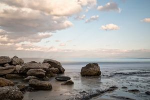 Griechische Küste mit Felsen und Meer im Vordergrund von Miranda van Hulst