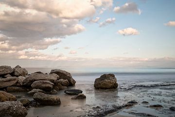 Côte grecque avec des roches et la mer au premier plan sur Miranda van Hulst