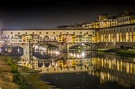 Reflecties van de Ponte Vecchio in Florence bij nacht van Mike Baltussen thumbnail
