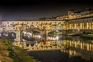 Reflecties van de Ponte Vecchio in Florence bij nacht van Mike Baltussen